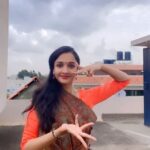 Surabhi Santosh Instagram - I swear I played this song and it started to rain🌧 Like they say, rain or storm the show never stops❣️ #Dancingintherain #adharammadhuram #classical #abhinaya #sareelove