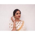 Surabhi Santosh Instagram - #FeelingPretty in a #Saree ✨ Outfit by @shancolors MUAH @karishmauthappa_makeup Photography @sreeshphotos #Saree #KeralaSaree #Onam2019 #OnamLook #WhiteandGold