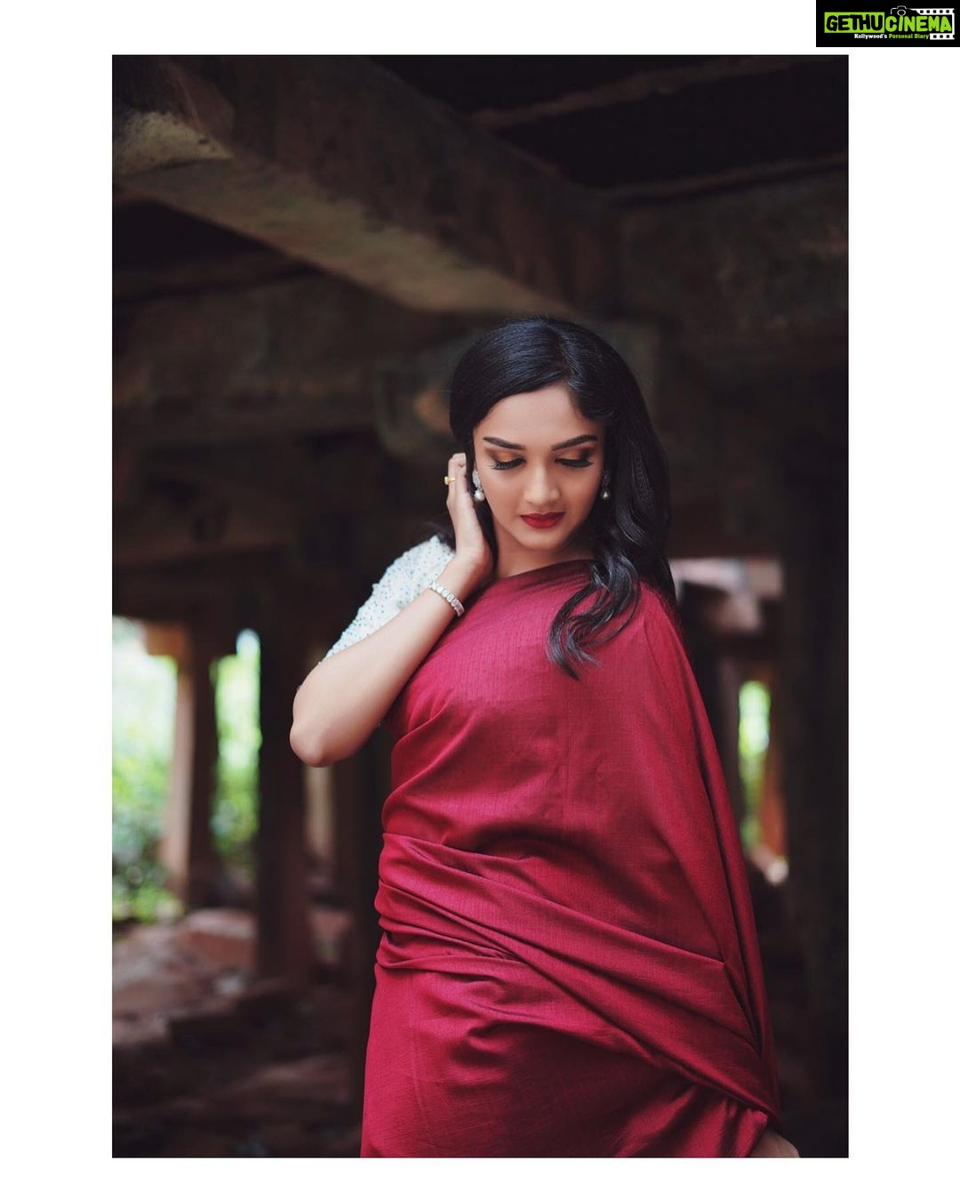 Surabhi Santosh Instagram - When in doubt on how to pose....... look down😁