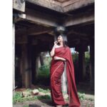 Surabhi Santosh Instagram - How does an unstitched length of cloth, worn the right way, bring out the beauty of women? #SareeLove Photograher @abhijithsk.photography ⁣ ⁣⁣ Styling @shancolors⁣ ⁣ Makeup and hair @karishmauthappa_makeup . . #Maroon #MaroonSaree #SareeLovers #Fashion #Grace #Beauty #indianethnic