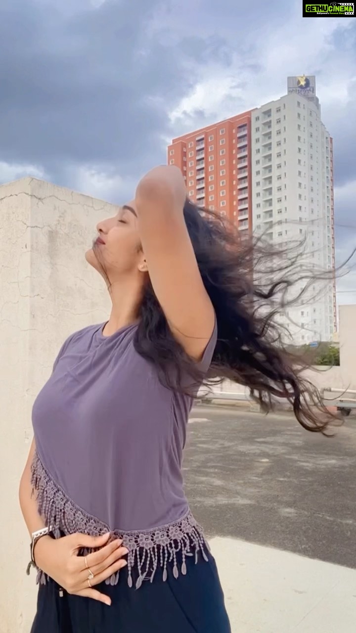 Surabhi Santosh Instagram - Dance before the rain 🦚 Remember this song? #Random #Reelit #dance