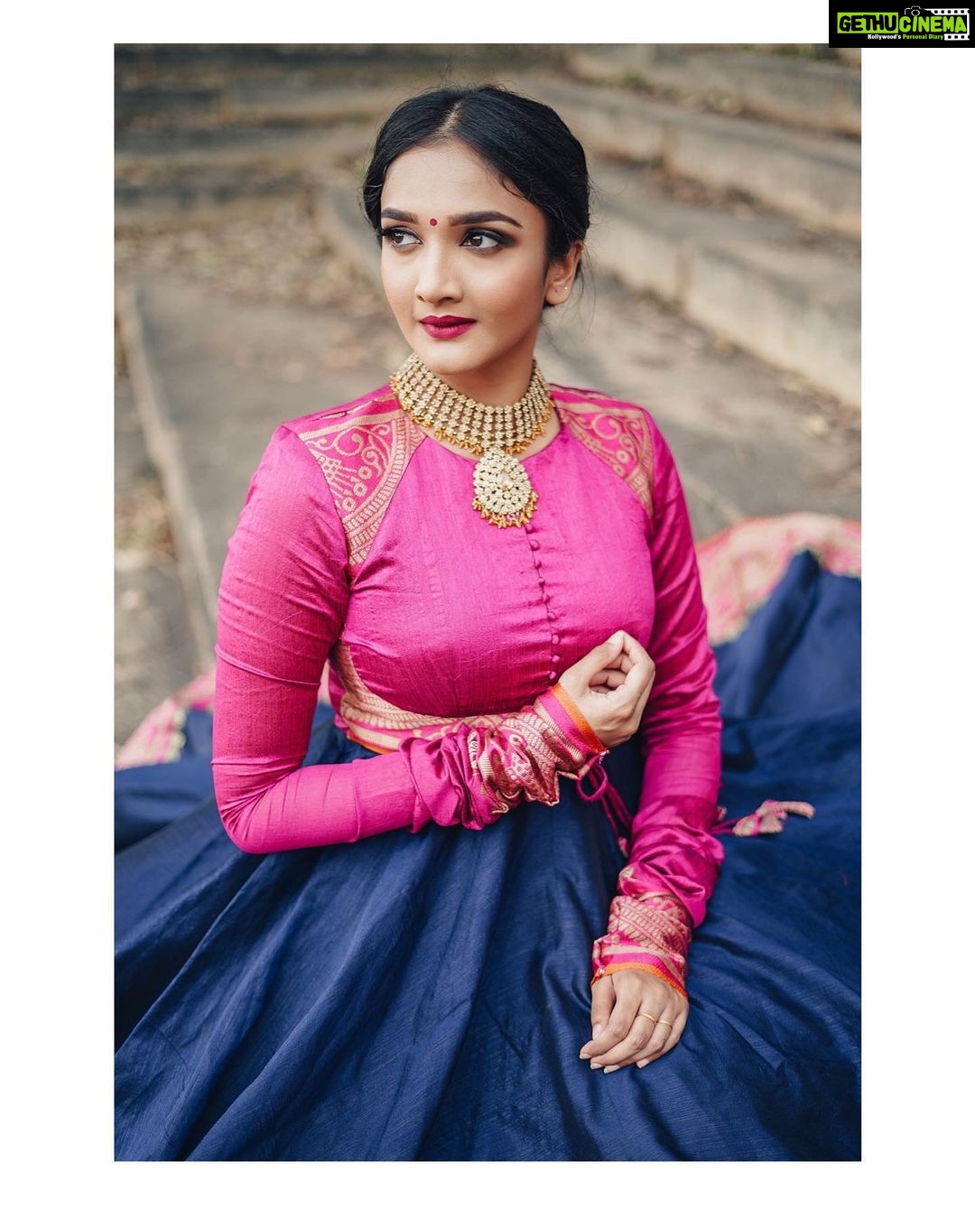 Surabhi Santosh Instagram - She was a temptation wrapped in casual elegance 💫 Photography @abhijithsk.photography Styling @zoya__joy Makeup @karishmauthappa_makeup #SareeDress #IndianWear #Goingbackintime #BeingElegant #FeelingBeautiful