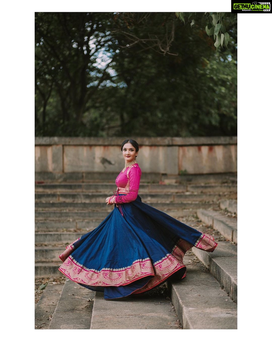 Surabhi Santosh Instagram - Lost in a #fairytale ✨✨ Photograher @abhijithsk.photography Styling @zoya__joy Makeup and hair @karishmauthappa_makeup . . . . #Ethnic #IndianEthnic #Temples #Fort #History #Silk #IndianGowns #Bindi #IndianStyles #Grandeur #Style #IndianFashion
