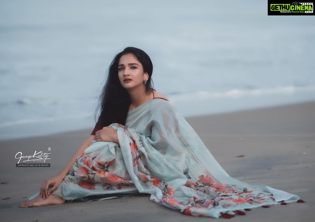 Surabhi Santosh Instagram - Photograper: @dy___bbuk Saree: A gift from Mom for my birthday Makeup: literally just eyeliner and lipstick from #maybelline (Divine wine for those guessing the shade😉)
