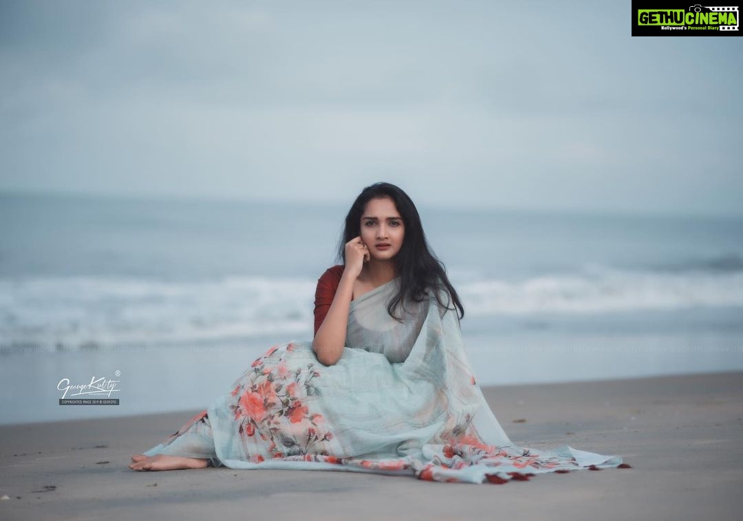 Surabhi Santosh Instagram - Photograper: @dy___bbuk Saree: A gift from Mom for my birthday Makeup: literally just eyeliner and lipstick from #maybelline (Divine wine for those guessing the shade😉)