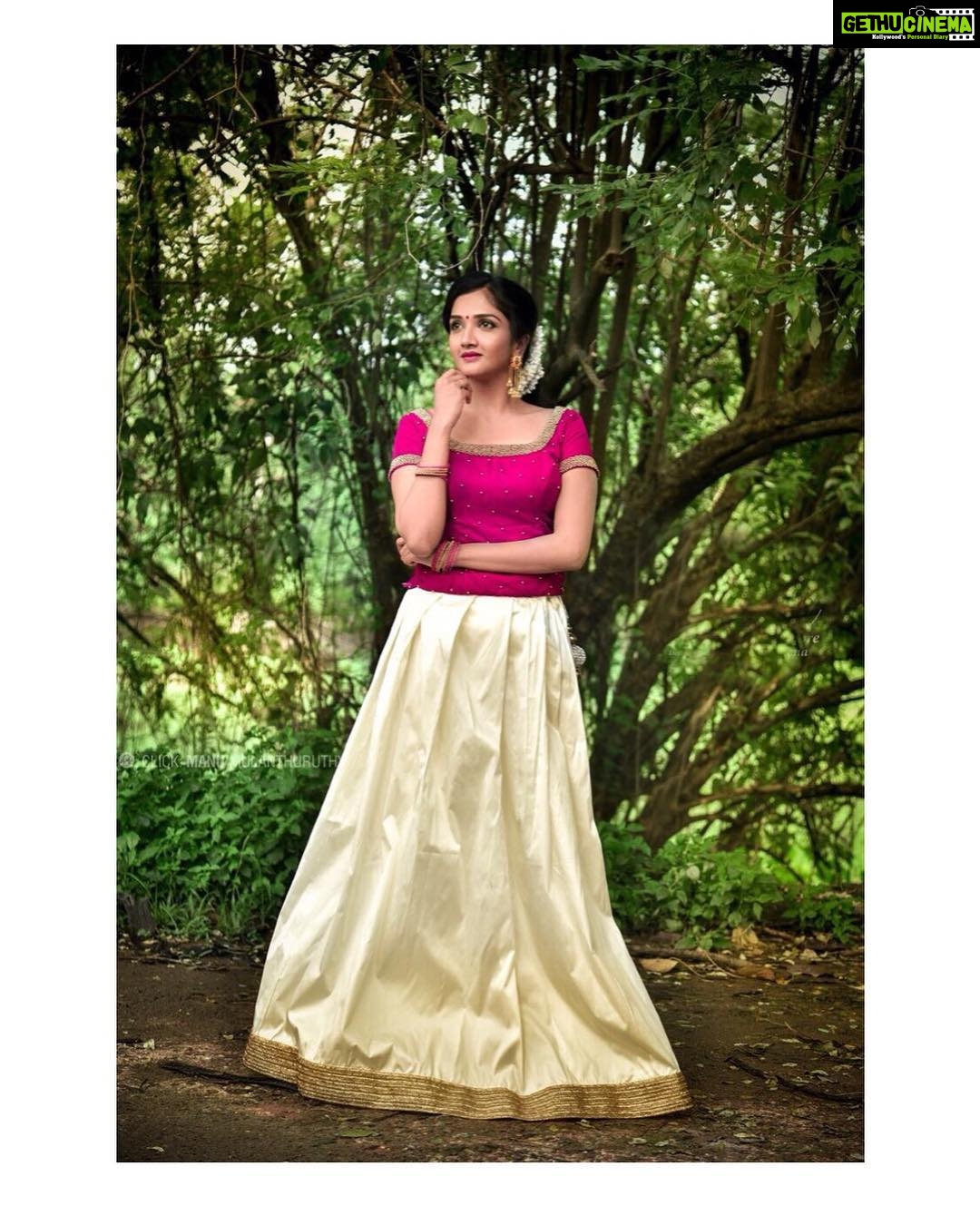 Surabhi Santosh Instagram - Ellavarkum ente hrudayam niranjana #Vishu aashamsakal ☺️