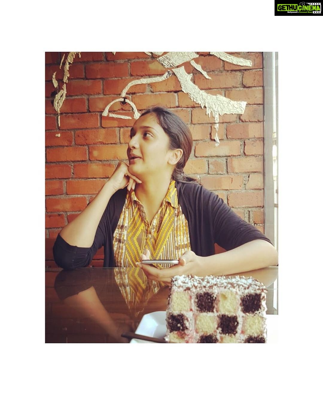 Surabhi Santosh Instagram - *me at a restaurant* Waiter: Here’s your cup Me: Thank you Waiter: *Puts down cup* Me: Thank you. Waiter: *Fills cup with water* Me: Thank you Waiter: I will be back with your order in a bit Me: Thank you I read this somewhere else but it’s literally me😂 #StoryOfMyLife PC: @ajmalzayn_ Muffin House, Pattom