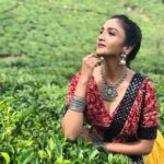 Surabhi Santosh Instagram – The look from #Kolunthu song gave me such #chaiyyachaiyya vibes✨❣️
What do you guys think?

📸 @bijudhwanitarang 

#Kolunthu #KolunthuSong #4aammura #kolunthudancechallenge