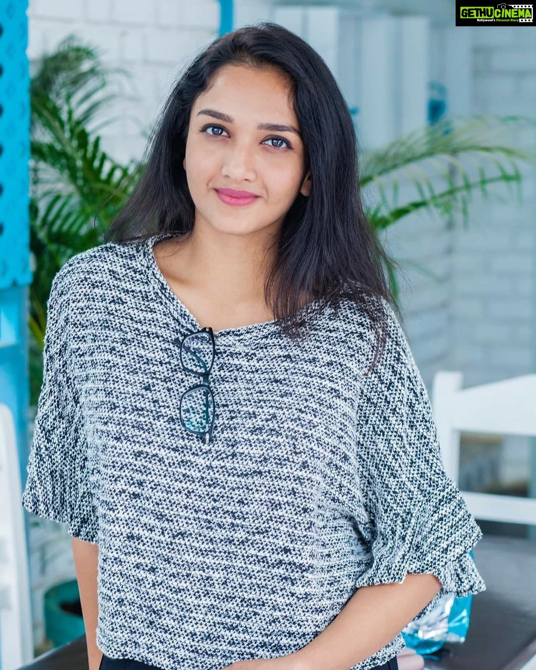 Surabhi Santosh Instagram - PC: @nikeshkodakkad 💫 Cafe Azzure