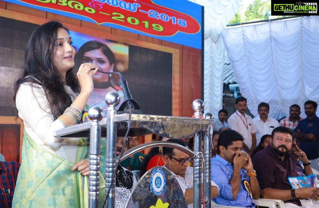 Surabhi Santosh Instagram - Was so extremely blessed to be invited by Aroor MLA, A M Ariff Sir, to be a part of #AroorMLAMeritAwards and to share the stage with @actor_jayaram_official, @kalabhavanshajonofficial, #vayalarsarathchandravarma and many more esteemed personalities. #Blessed Poochakkal