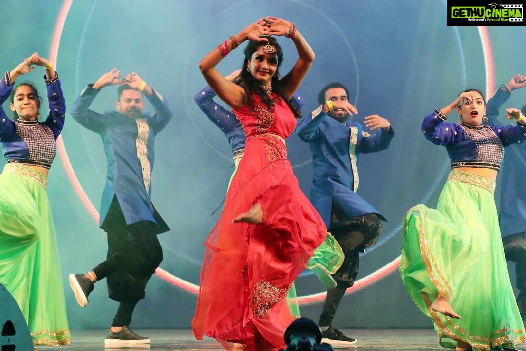 Surabhi Santosh Instagram - The job of feet is walking, but their hobby is dancing💕 #asiavisionawards #dancinglikenotomorrow 🔅Outfit:@vedhikafashion 🔅MUA:@fashionistas_bioscope 🔅Styling:@kavithasantosh29 Global Village