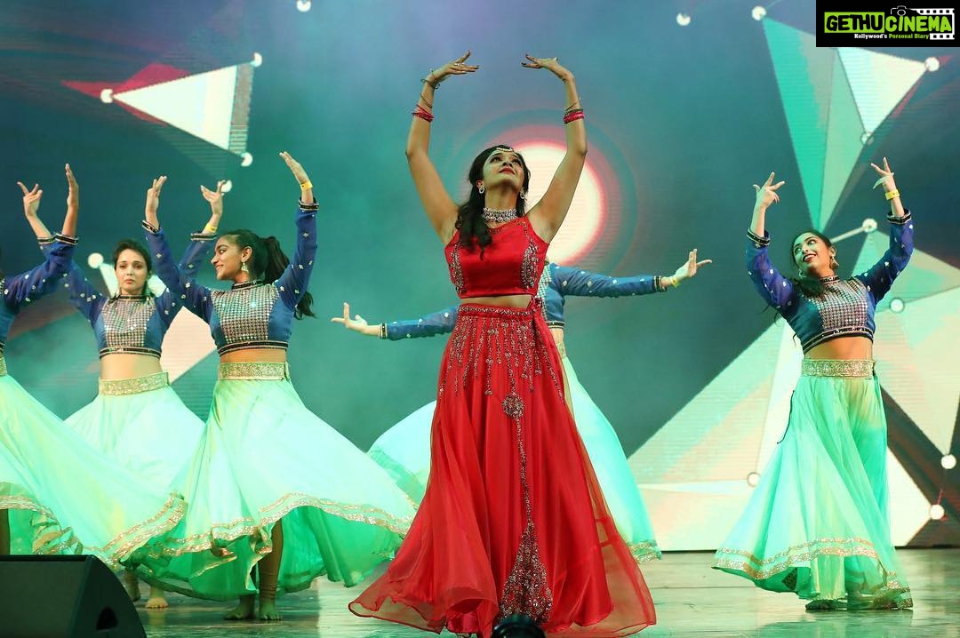 Surabhi Santosh Instagram - The job of feet is walking, but their hobby is dancing💕 #asiavisionawards #dancinglikenotomorrow 🔅Outfit:@vedhikafashion 🔅MUA:@fashionistas_bioscope 🔅Styling:@kavithasantosh29 Global Village