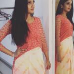 Surabhi Santosh Instagram - Thank you @vedhikafashion for this beautiful outfit💕 #Coral is one of my favourite colours😍#onnumonnummoonu #aninternationallocalstory #promotion #swipeleft