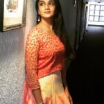 Surabhi Santosh Instagram - Thank you @vedhikafashion for this beautiful outfit💕 #Coral is one of my favourite colours😍#onnumonnummoonu #aninternationallocalstory #promotion #swipeleft