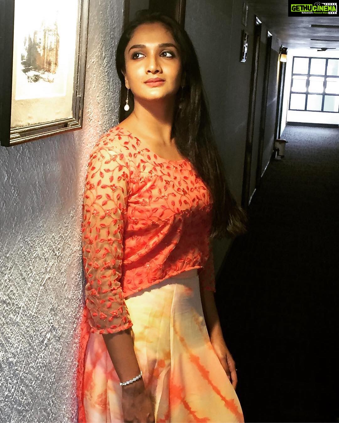 Surabhi Santosh Instagram - Thank you @vedhikafashion for this beautiful outfit💕 #Coral is one of my favourite colours😍#onnumonnummoonu #aninternationallocalstory #promotion #swipeleft