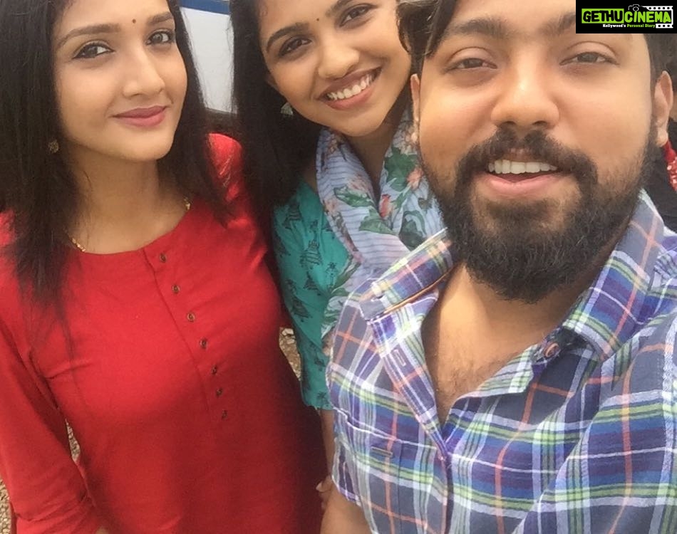 Surabhi Santosh Instagram - #LastDayWithThisBunch #aninternationallocalstory #shootclicks @aswin_official @mamitha_baiju