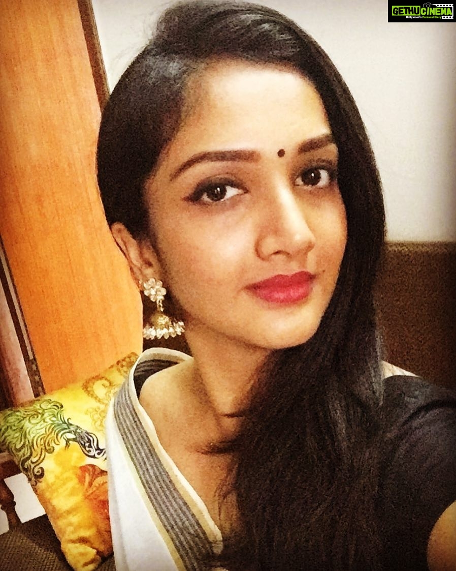 Surabhi Santosh Instagram - #hashtag 😇