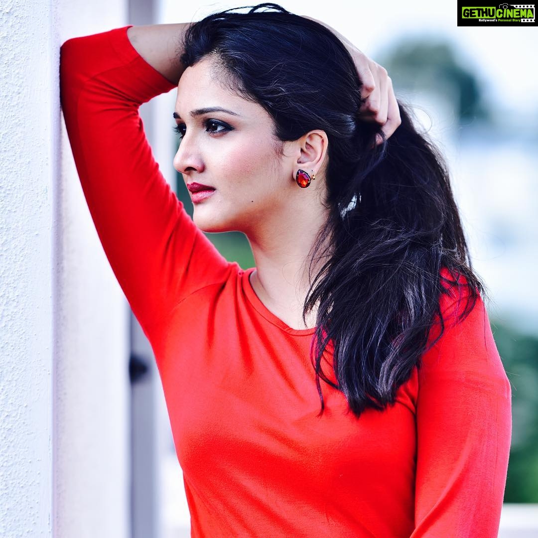 Surabhi Santosh Instagram - #Throwback #RandomShoots #RooftopClicks #Nofilter #FierceRed ❤️ @zuci_photography_9535622622