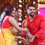 Surabhi Santosh Instagram - Was really happy to accept this award on behalf of @skrishna0102 along with @aditi.ravi for the song #Edenpoove from #kuttanadanmarpappa and to receive it from none other than @tovinothomas was a surreal experience☺️ What a beautiful song it is, congratulations Ma’am💕 #redfmmalayalammusicawards