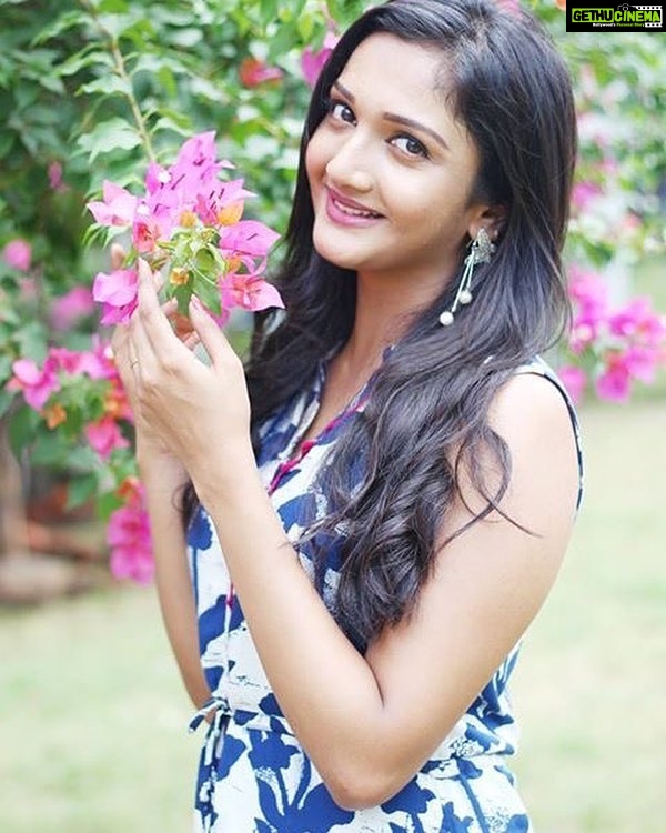 Surabhi Santosh Instagram - #Smile like you got it all together even though you’re #tensedAF 😂 #Kinavalli #10daystogo