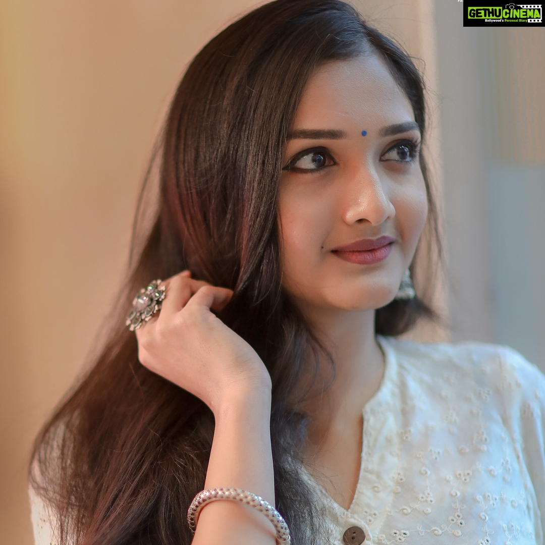 Surabhi Santosh Instagram - Thank you @jeffysketches for the clicks❤️ #kinavalli #audiolaunch