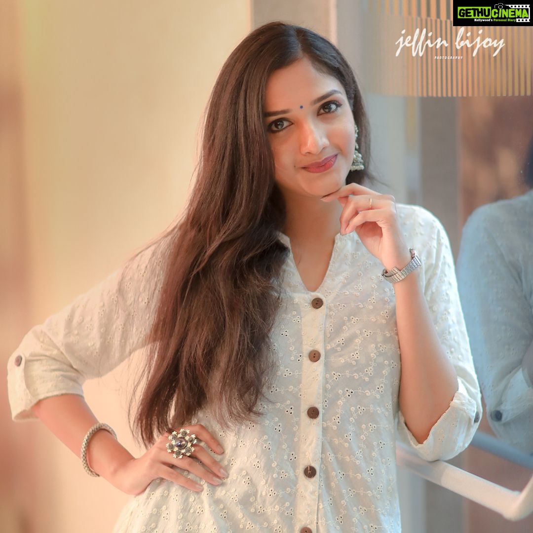 Surabhi Santosh Instagram - Thank you @jeffysketches for the clicks❤️ #kinavalli #audiolaunch