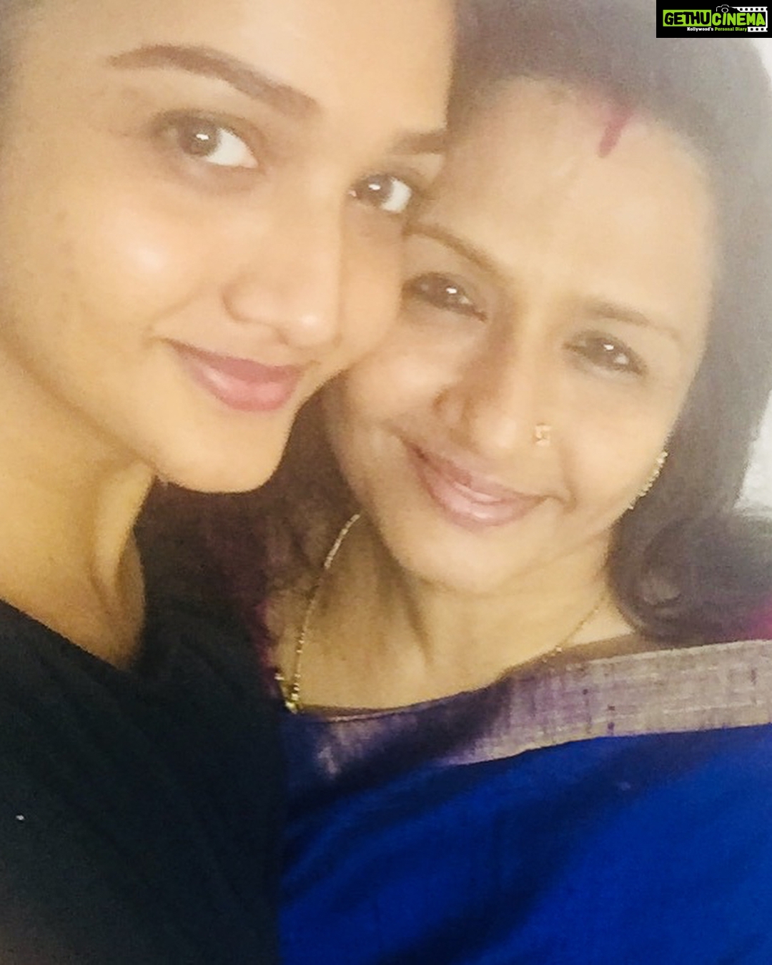 Surabhi Santosh Instagram - What would we do without them?? #mothersday #momlove #notjusttoday #foreverandalways #thankgodforgenetics #lookatthisbeauty
