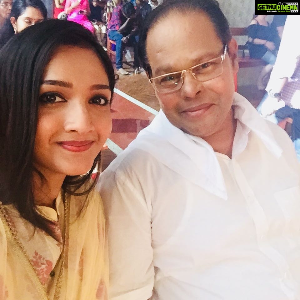 Surabhi Santosh Instagram - #betweenshots #malaylamfilm #myreeldad #actinglegands #kuttanadanmarpappa