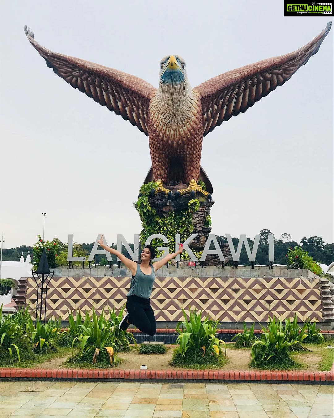 Surabhi Santosh Instagram - #idobelieveicanfly #goodvacays #langkawistories 😍 Eagle Bay Langkawi