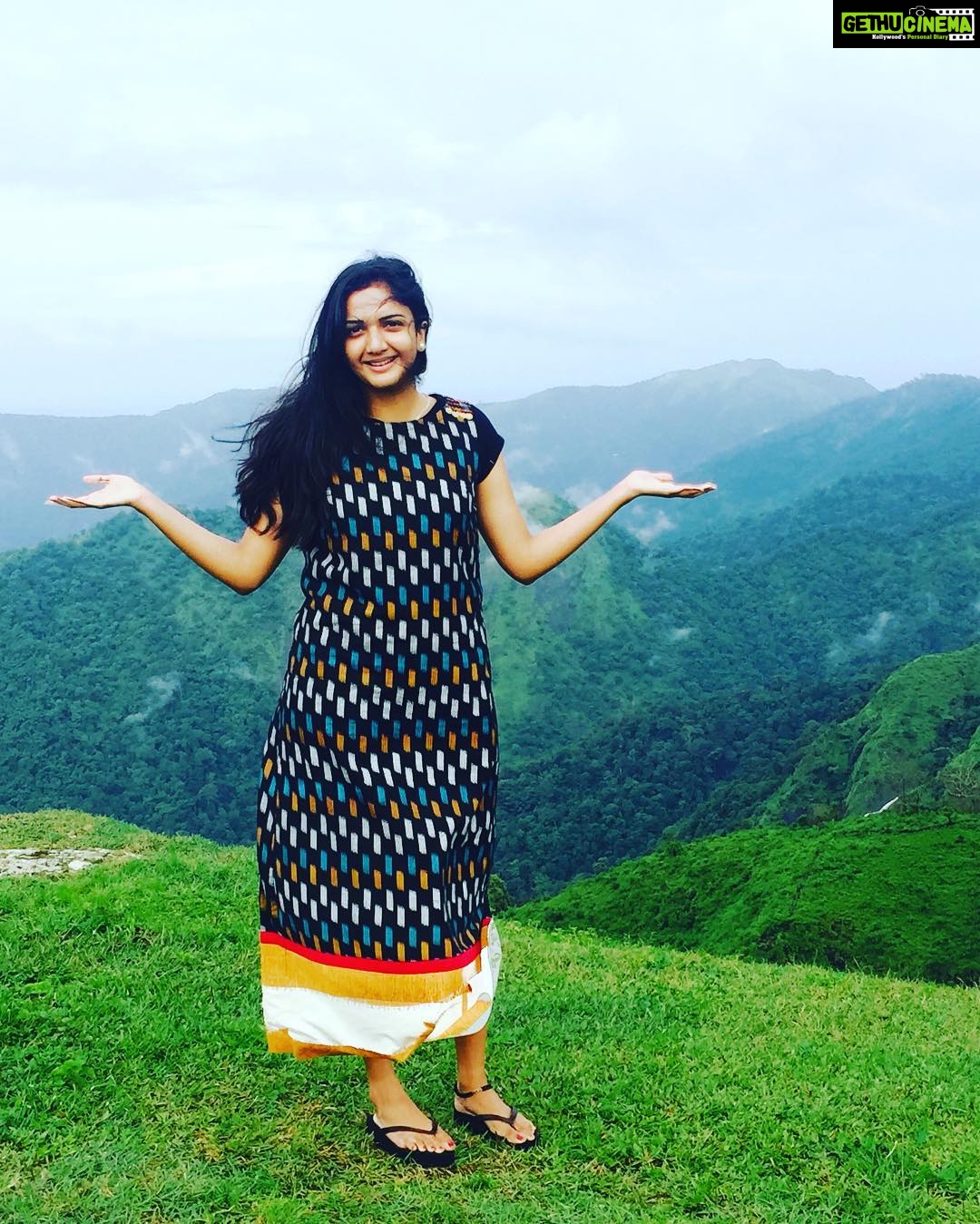 Surabhi Santosh Instagram - #whenyoudontknowhowtopose #randoms #travellerinme #placesigettosee #yearofthemountain #happyvaishu !! PC: @aju_muhammed Parunthumpara
