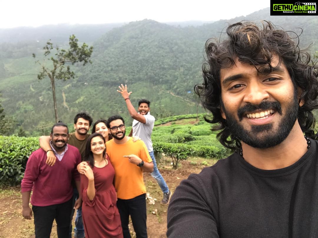 Surabhi Santosh Instagram - When work gets you to the most amazing people❤️ #mysquad #strangersturnedfriends #friendsturnedfamily #livingthegoodlife #luckyme #happyvaishu
