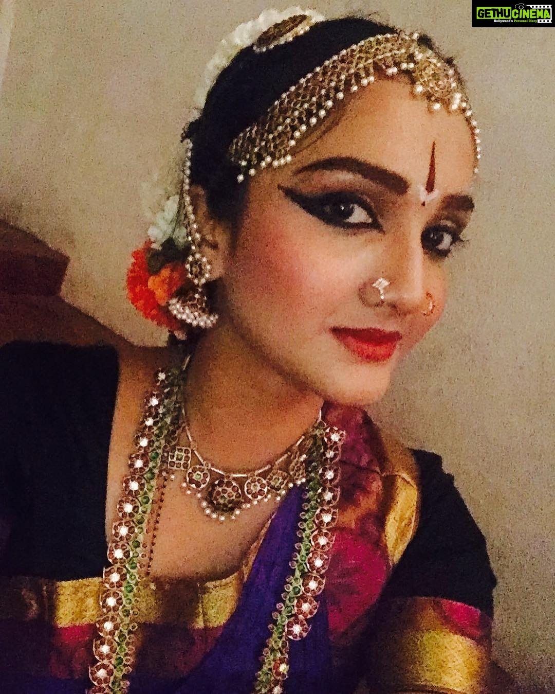 Surabhi Santosh Instagram - #deckedup #templejwellery #bharatanatyam #dance #dancerpose #dancie #prettyorscary 😛😛