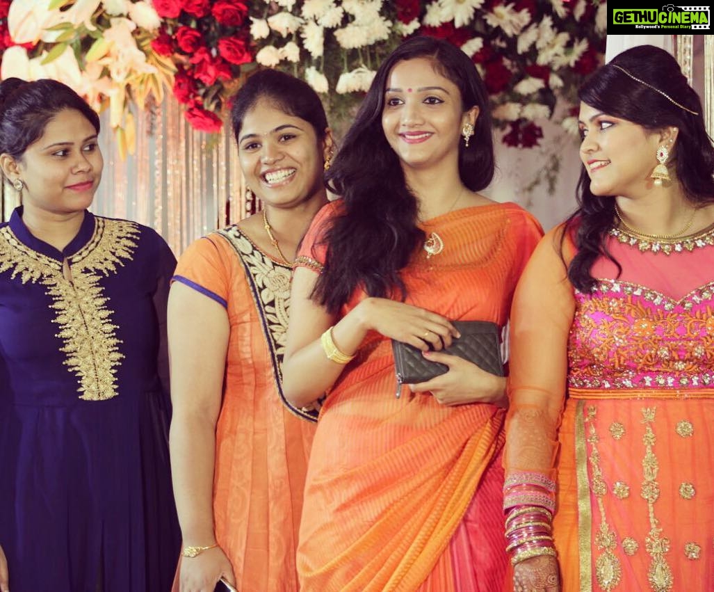 Surabhi Santosh Instagram - #orangefamily #mybesties #weddingsnap #allsmiles #thembeautifulladies ❤️