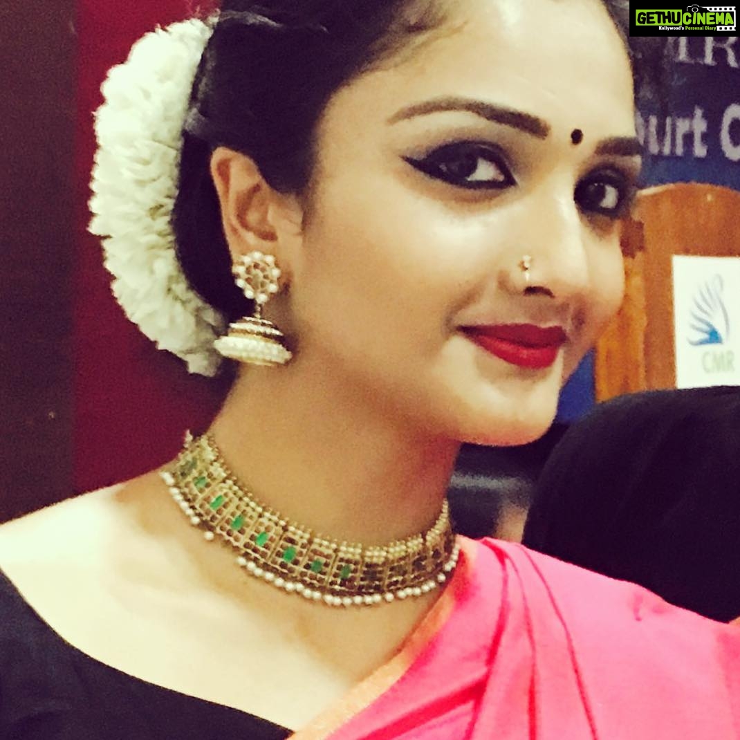 Surabhi Santosh Instagram - #southindianlook #aintnothinglikeit #pottu #mookuthi #andthelikes #eternal #evergreen #Indian ✨