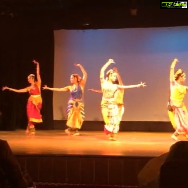 Surabhi Santosh Instagram - #groupdance #classical #bharatanatyam #memorableshow #missmyguru 💙