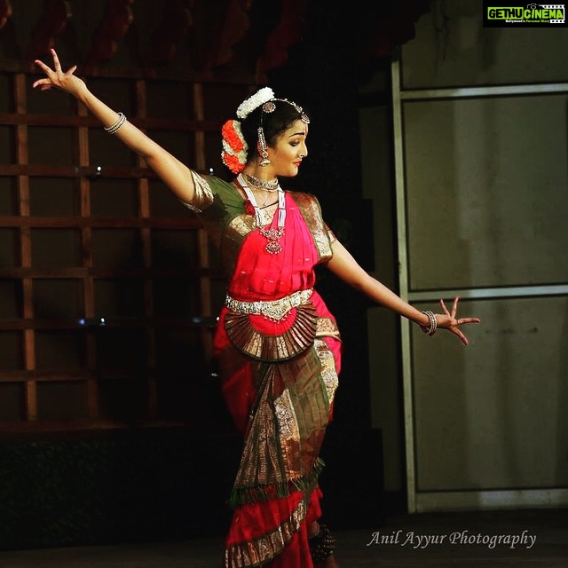 Surabhi Santosh Instagram - #dance #lines #geometry #rhythm #bliss