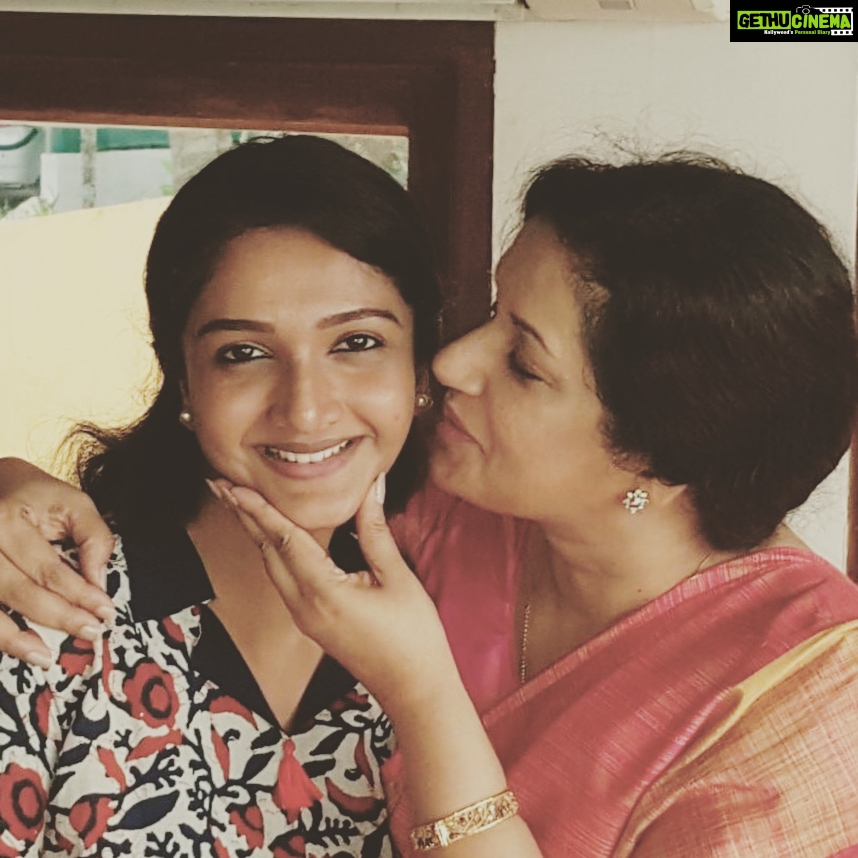 Surabhi Santosh Instagram - #mymamabear #sweetheart #jayamenon #shoottimes #kuttanadanmarpappa