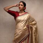 Surabhi Santosh Instagram – Scarlet. Subtle. Sensuous✨

Photographer: @rajeesh_tk 
MUAH: @karishmauthappa_makeup 
Styling: @kavithasantosh29 
Saree: From @kavithasantosh29 closet
Assistants : @goolluu @akash.nair11

#Photoshoot #instalooks #sareestyling #beigesaree #sabyainspired #poser #bangaloreinfluencer