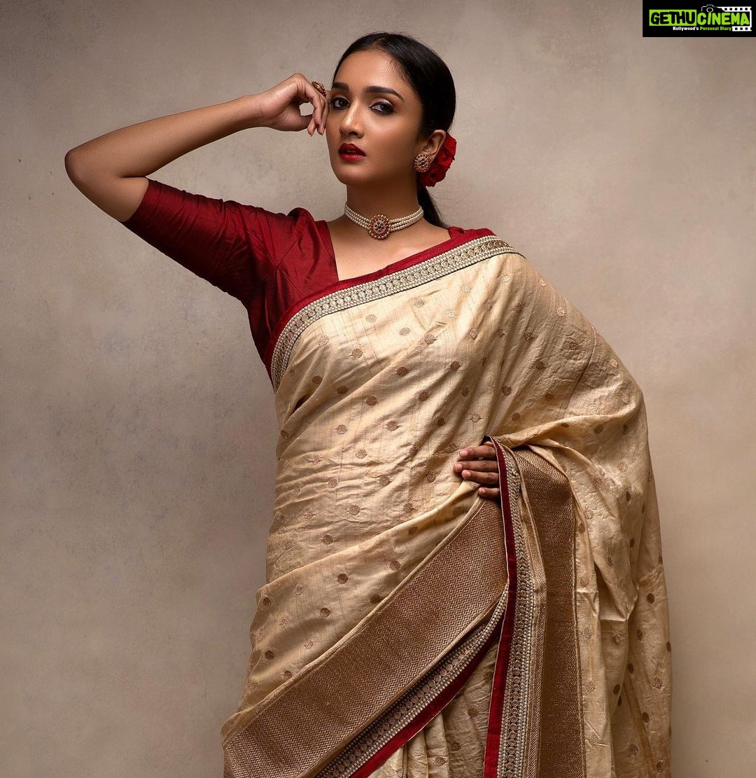 Surabhi Santosh Instagram - Scarlet. Subtle. Sensuous✨ Photographer: @rajeesh_tk MUAH: @karishmauthappa_makeup Styling: @kavithasantosh29 Saree: From @kavithasantosh29 closet Assistants : @goolluu @akash.nair11 #Photoshoot #instalooks #sareestyling #beigesaree #sabyainspired #poser #bangaloreinfluencer