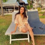 Surabhi Santosh Instagram - Throwback to a beautiful sunset at a beautiful place ❣️ 📸 @aishwaryabshankar #fromthearchives #throwbackthursday #dec2021 #christmasevenings #christmassunset #beachholidays #lastvacayof2021 Varkala