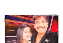 Swathi Deekshith Instagram - Perfect selfie with the king 💓 #akkineninagarjuna #bigboss4telugu