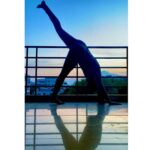 Swathi Deekshith Instagram - Eka pada Ado mukha svanasana #yogaeverydamnday #yogagirl #yogini #yogapracticeathome