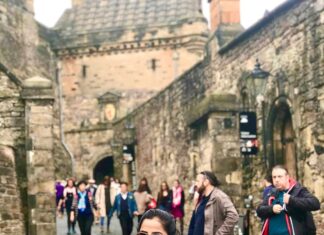 Swathi Deekshith Instagram - #memoriesforlife #scotland #traveltheworld #wanderlust Edinburgh Castle