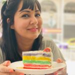 Swathi Deekshith Instagram – 🌈 🍰 😋 #happyfaces @sakshigulati10 Rawan Cake