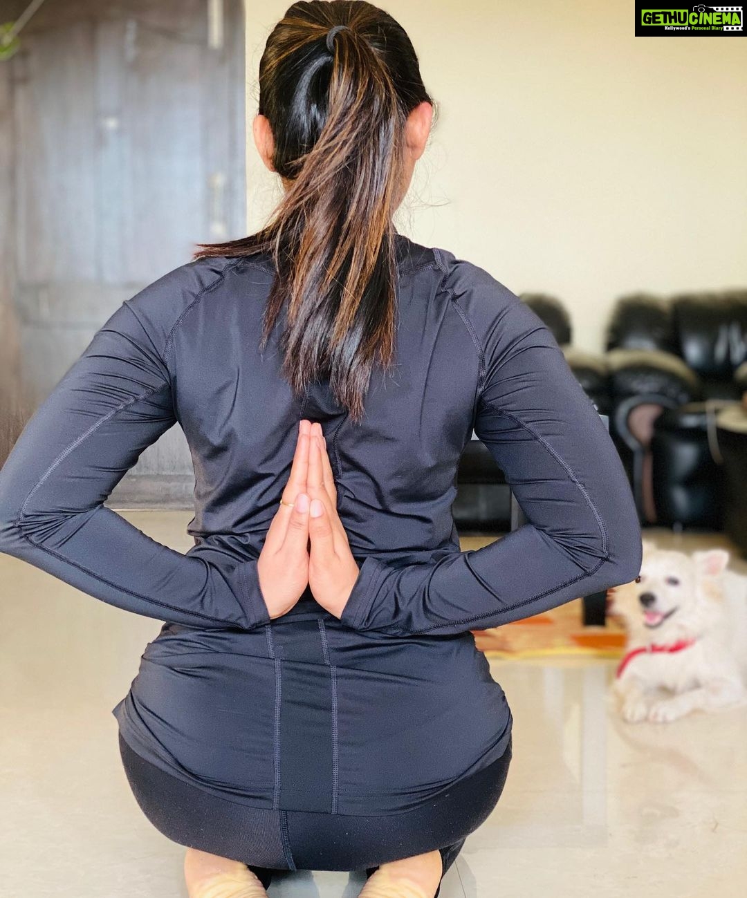 Swathi Deekshith Instagram - When kizzy 🐶 was so keen to learn yoga #yoga #namaste #yogaposes