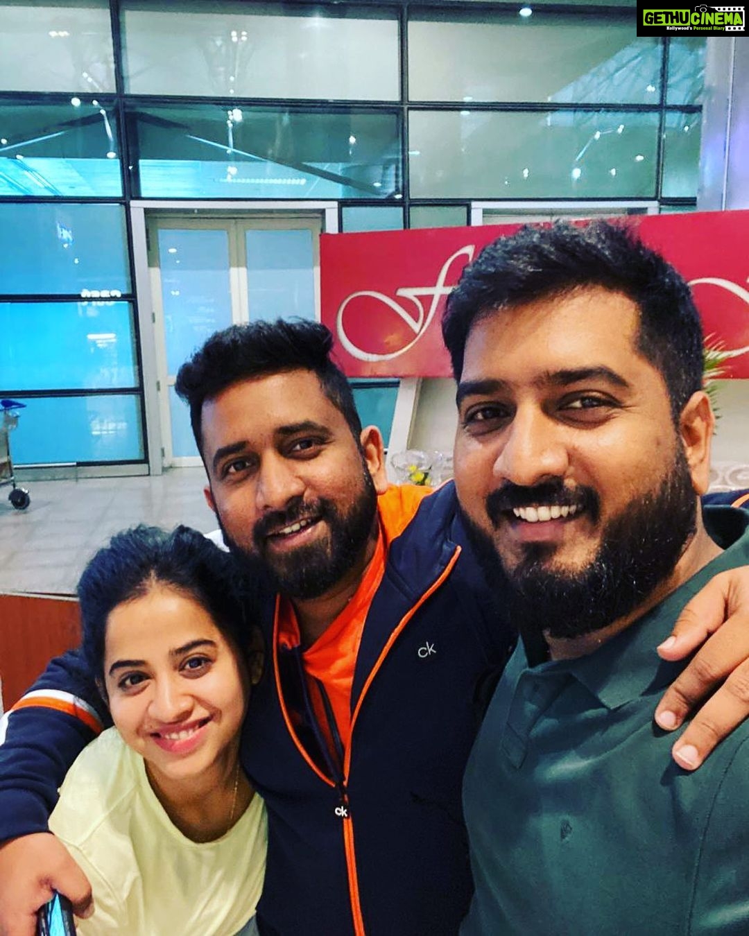 Swathi Deekshith Instagram - Look who is in India #fatfriend 😅Friends like family ❤️ Rajiv Gandhi International Airport Hyderabad