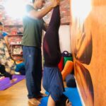 Swathi Deekshith Instagram – #headstand 🧘‍♀️ #yogalife #yogini #yogagirl #yogapractice @giri._yadav