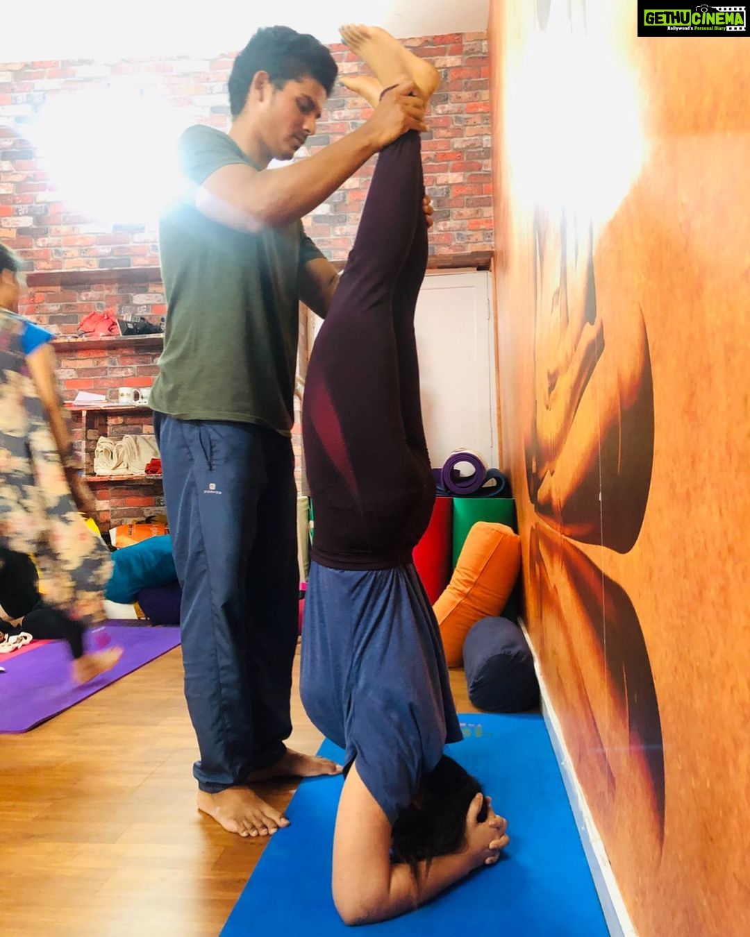 Swathi Deekshith Instagram - #headstand 🧘♀️ #yogalife #yogini #yogagirl #yogapractice @giri._yadav