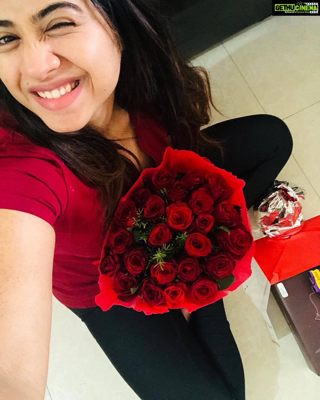 Swathi Deekshith Instagram - Thanks for all the love ...you both are wonderful souls..this was a great surprise indeed....was amazed with tears😭..cant ask for more.......u guys never fail to surprise me...........n proved distance doesn’t matter.....this means a lot!! You both are very very special ..happy love day my crazy guys 🌹🌹❤️❤️ @pankajghalke and @sammyhappylife #valentinesday2019 #surprise #cantsaskformore #crazy #love #onelove #onelife #livehappy