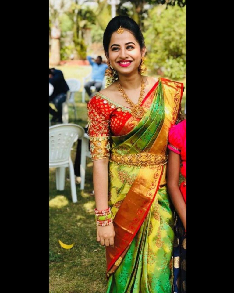 Swathi Deekshith Instagram - #smiles #throwbackpicture #weddings #Indian girls #pattusaree #happiness #traditional